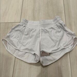 Lululemon Hotty Hot Low Rise Women’s Sonic Athletic Shorts, White. size 2